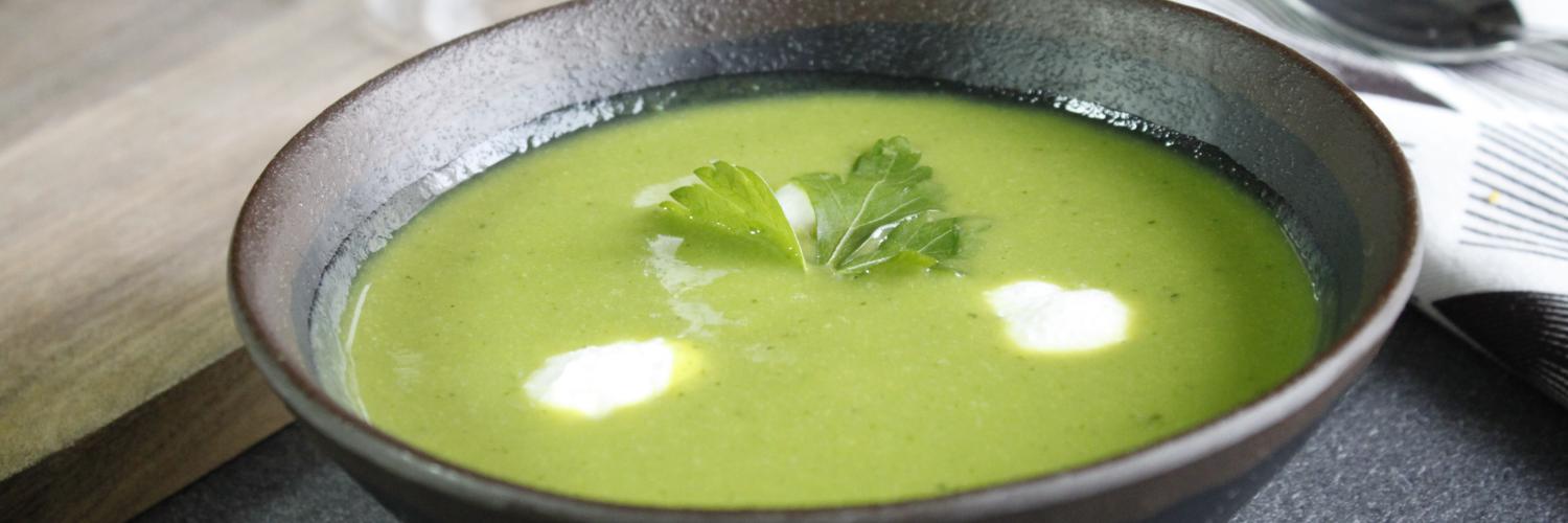 Soupe glacée courgette, petits pois et billes de chèvre Soupe glacée courgette, petits pois et billes de chèvre
