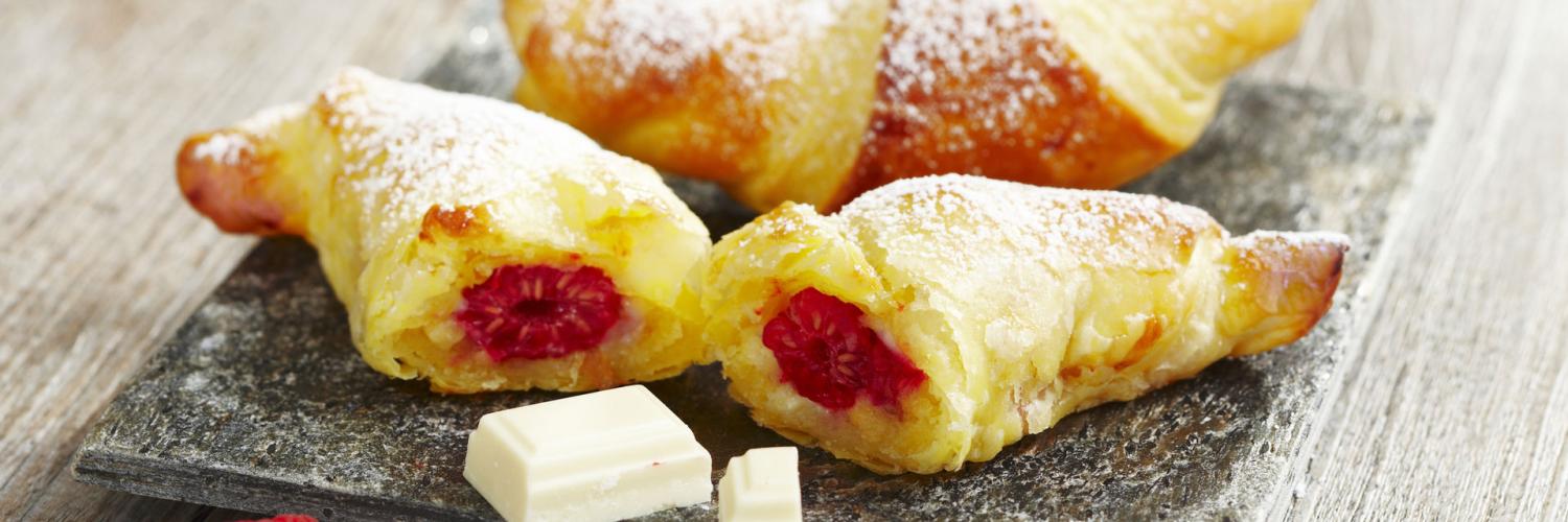Croissants feuilletés framboises chocolat blanc Croissants feuilletés framboises chocolat blanc