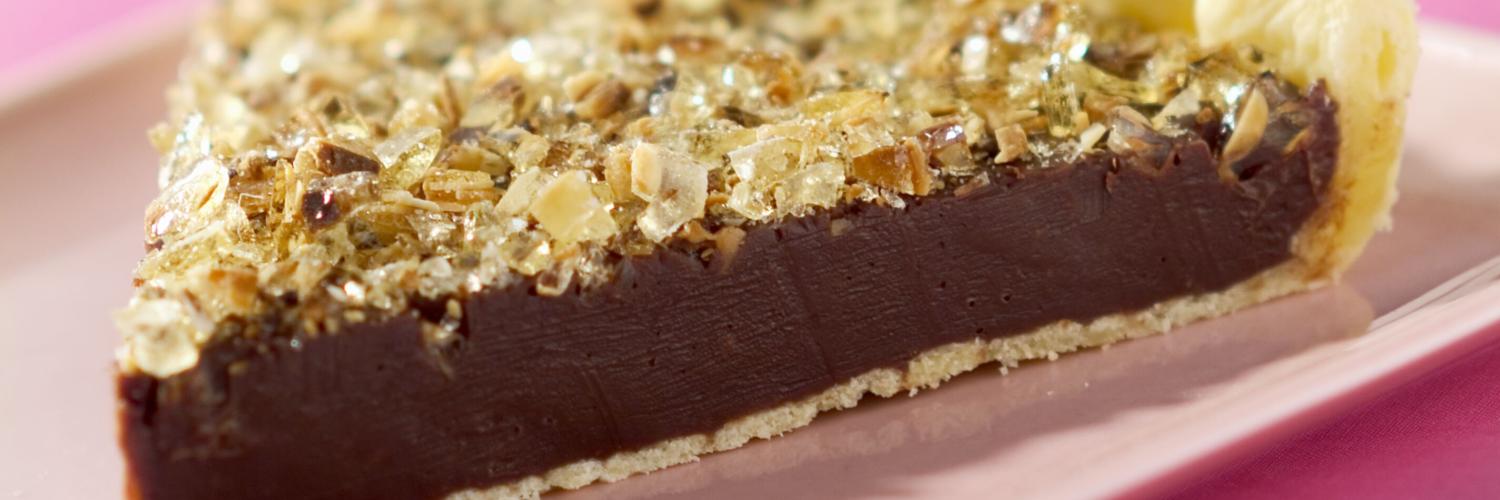 Tarte au chocolat, eclats de caramel croquants et amandes Tarte au chocolat, eclats de caramel croquants et amandes