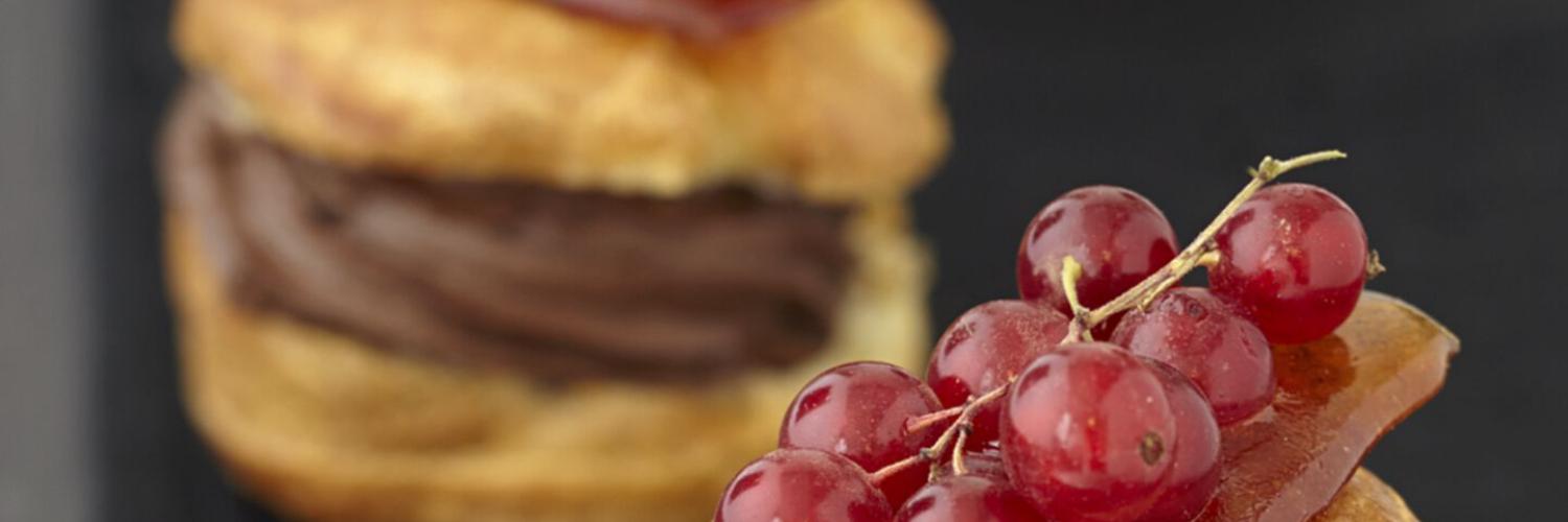 Choux caramélisés mousse au chocolat corsé et groseilles Choux caramélisés mousse au chocolat corsé et groseilles