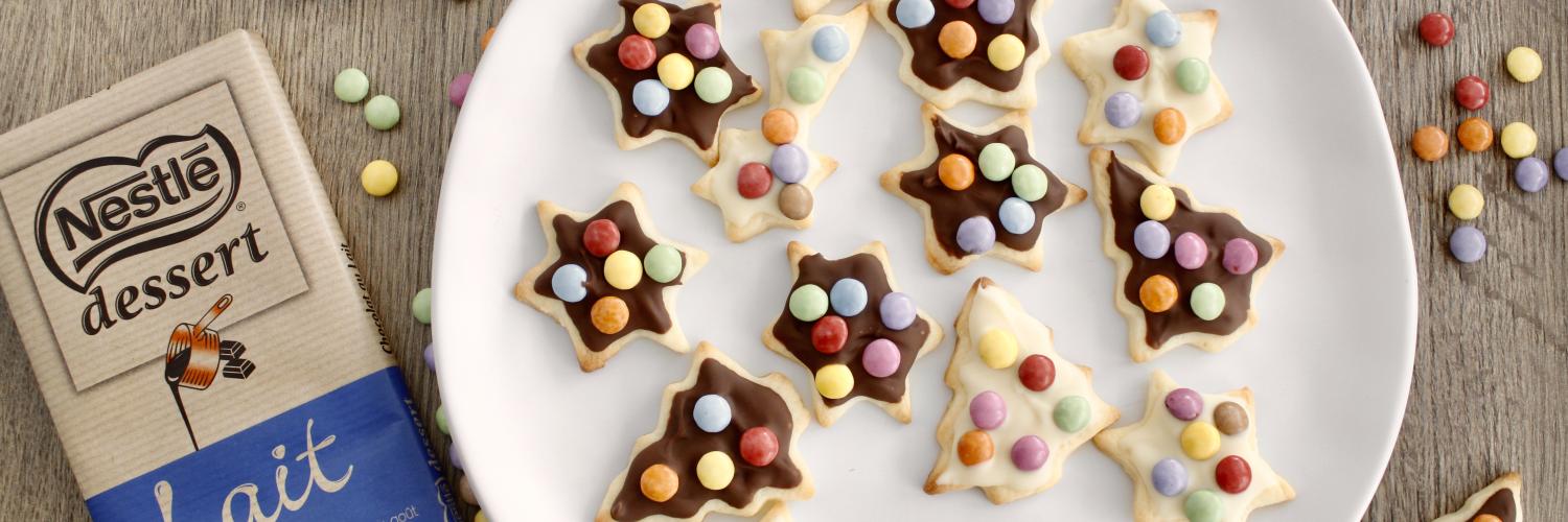Sablés de noël au chocolat blanc, chocolat au lait et aux smarties Sablés de noël au chocolat blanc, chocolat au lait et aux smarties