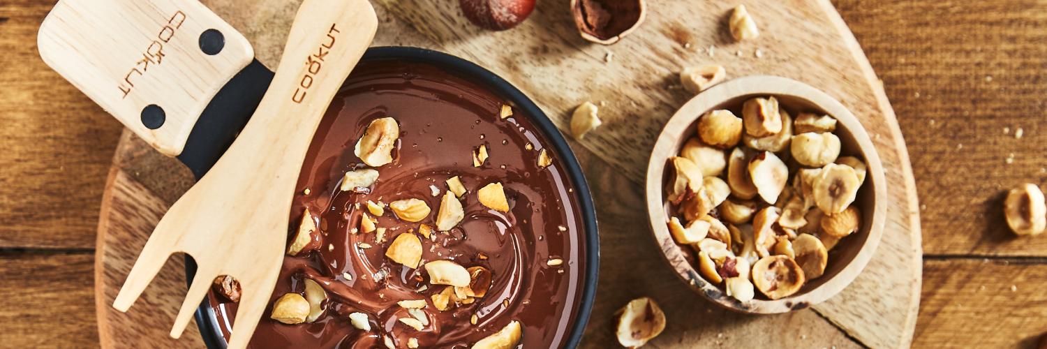 Fondue au chocolat noir et noisettes grillées Fondue au chocolat noir et noisettes grillées