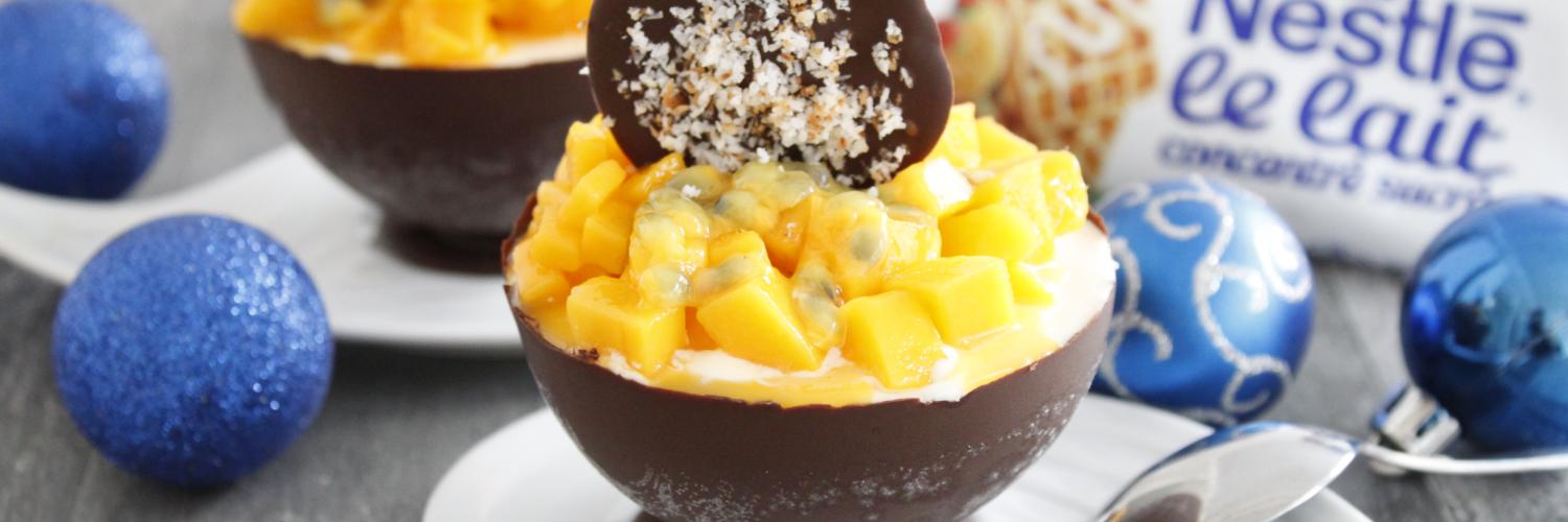 Demi sphère au chocolat, glace au lait concentré mangue passion Demi sphère au chocolat, glace au lait concentré mangue passion