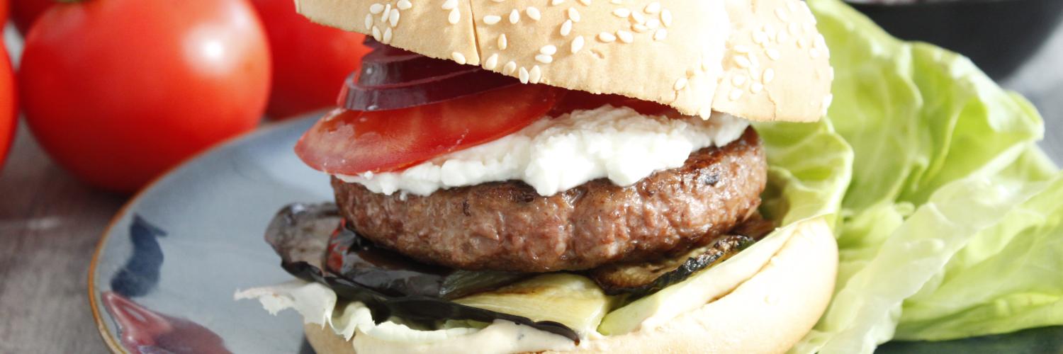 Burger végétal méditerranéen houmous et feta Burger végétal méditerranéen houmous et feta
