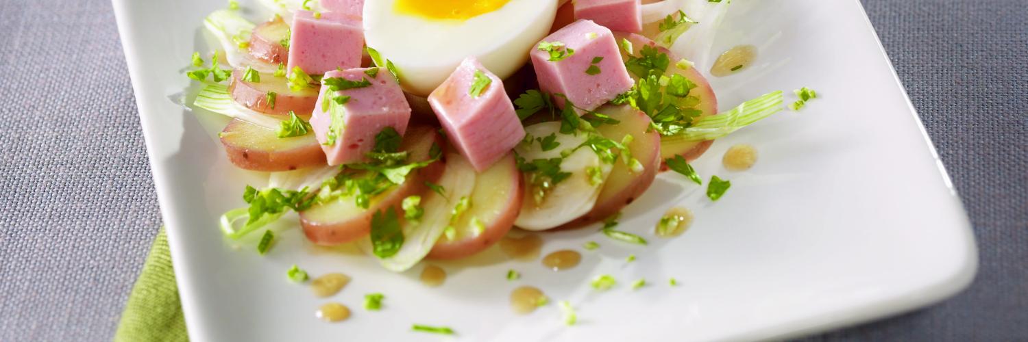 Salade de pommes de terre tièdes, jambon et oeufs mollets Salade de pommes de terre tièdes, jambon et oeufs mollets