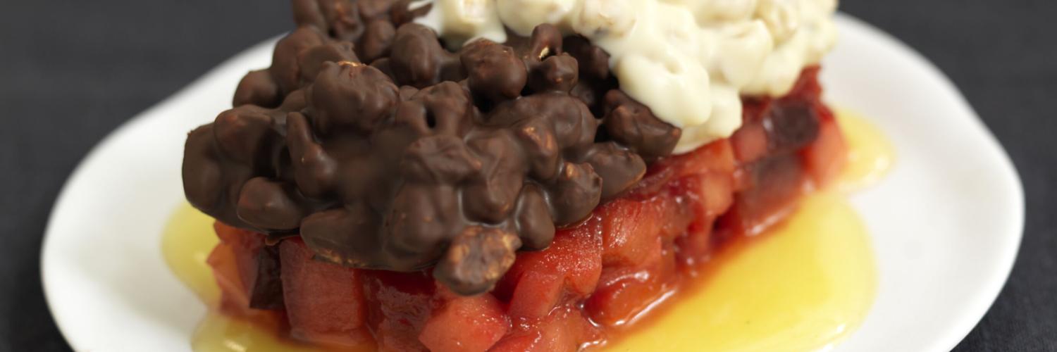 Compotée de quetches, pommes et croustillants aux 2 chocolats Compotée de quetches, pommes et croustillants aux 2 chocolats