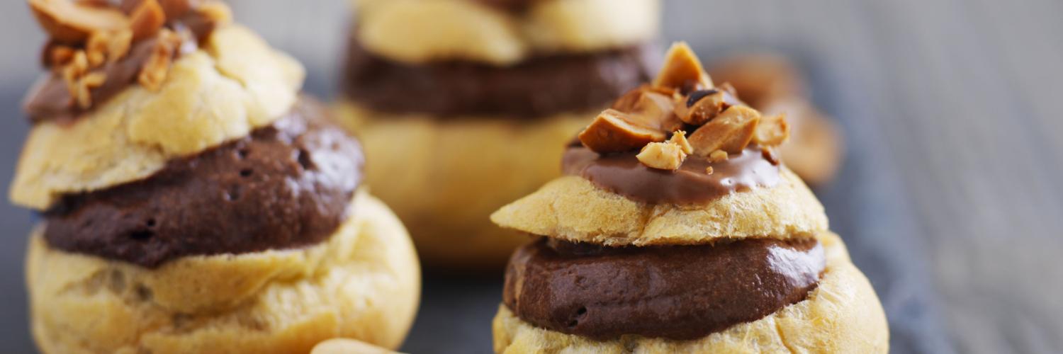 Choux à la mousse de chocolat noir, glaçage chocolat caramel, noisettes grillées Choux à la mousse de chocolat noir, glaçage chocolat caramel, noisettes grillées