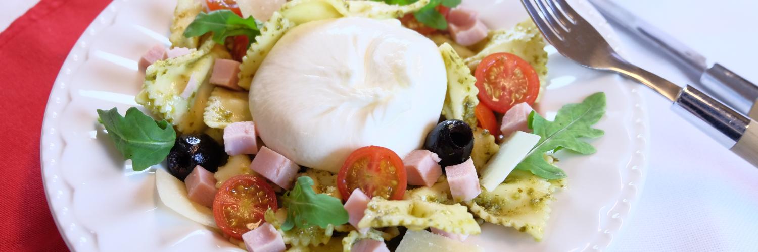 Salade de pâte au jambon BIO, pesto, tomates et burrata Salade de pâte au jambon BIO, pesto, tomates et burrata