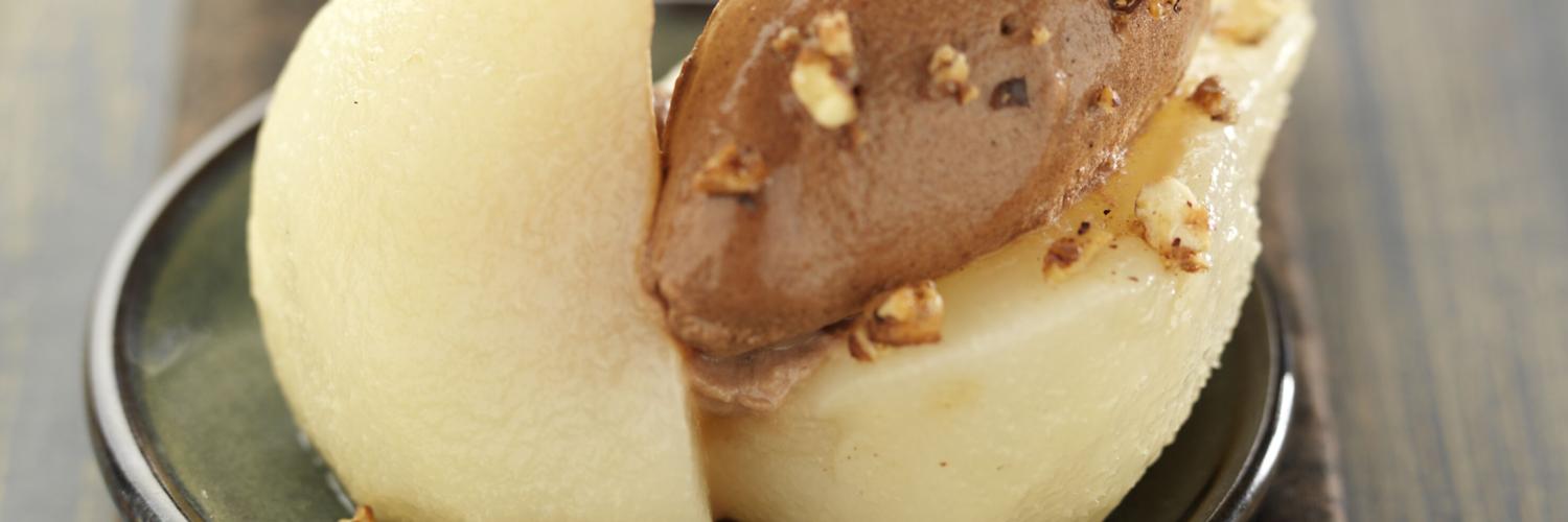 Poires pochees au sirop d'erable chantilly choco caramel Poires pochees au sirop d'erable chantilly choco caramel