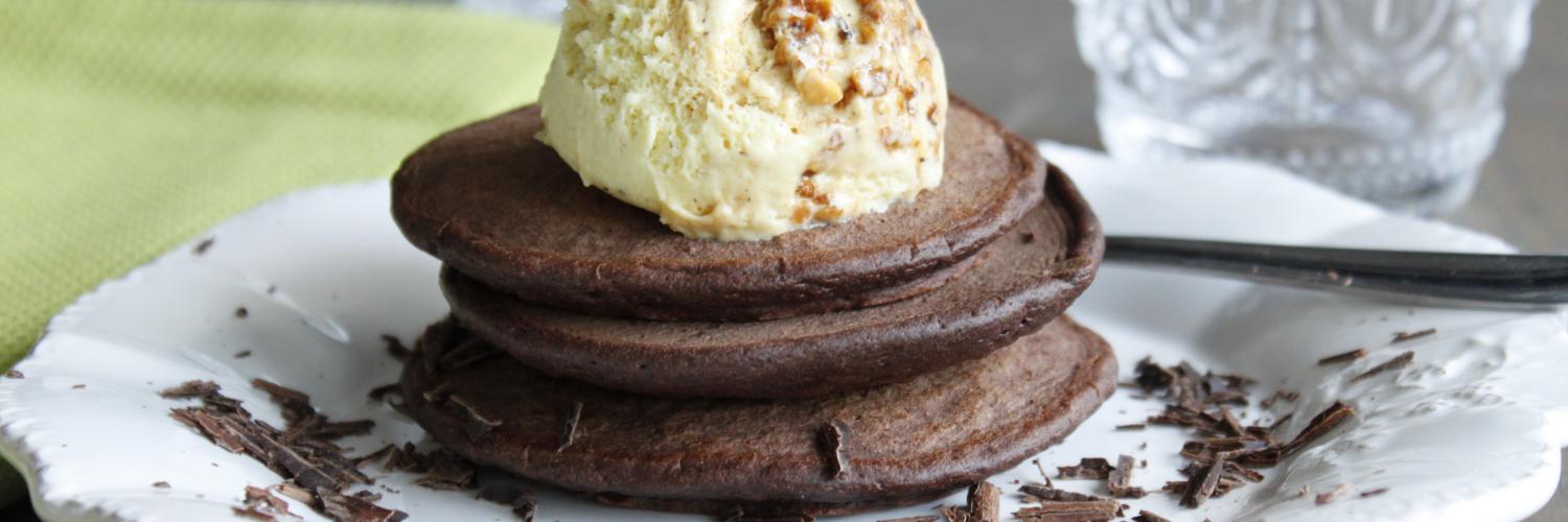 Pancakes chocolatés, glace crème brulée et sauce au chocolat Pancakes chocolatés, glace crème brulée et sauce au chocolat