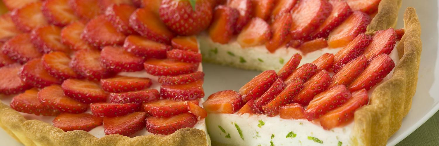 Tarte a la mousse de citron vert, fraises et copeaux de chocolat blanc Tarte a la mousse de citron vert, fraises et copeaux de chocolat blanc