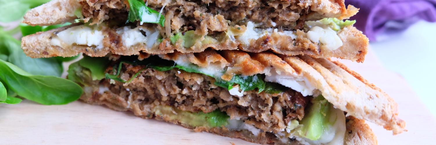 Croque végétarien chèvre, épinards, avocat et mozzarella Croque végétarien chèvre, épinards, avocat et mozzarella