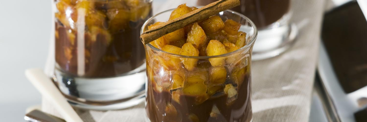Verrines au chocolat au lait et pommes à la cannelle et miel Verrines au chocolat au lait et pommes à la cannelle et miel