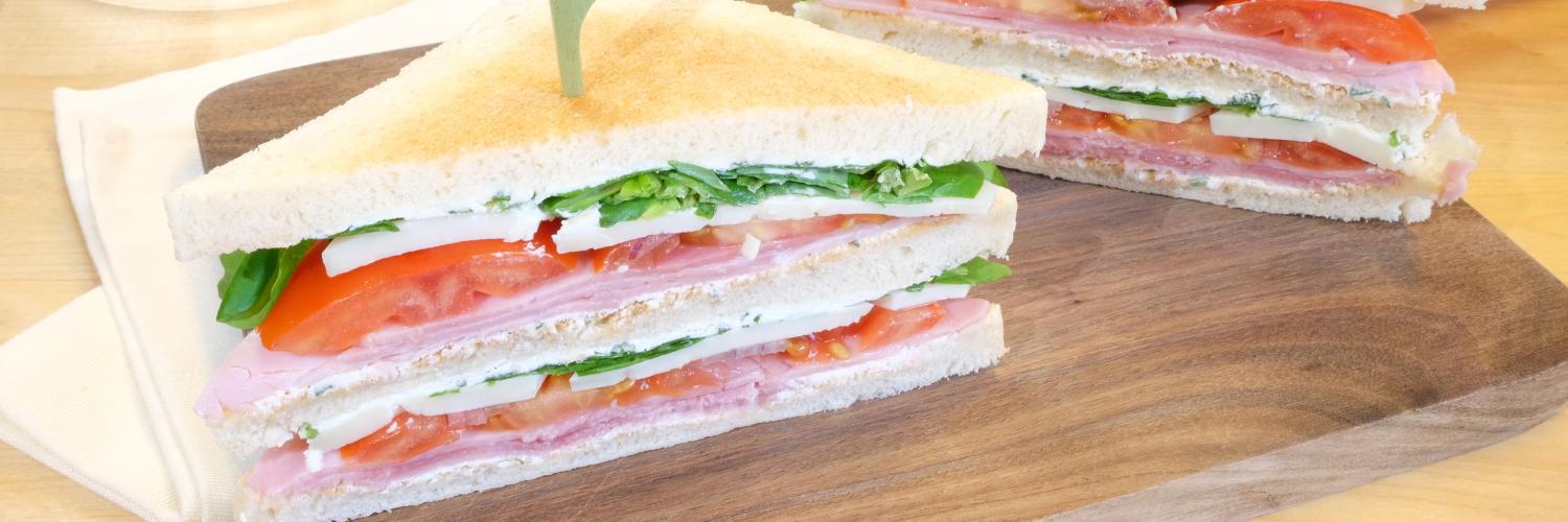 Club sandwich, jambon, tomate, fromage de brebis Club sandwich, jambon, tomate, fromage de brebis