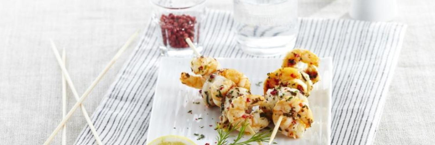 Brochettes de crevettes et saint jacques marinées