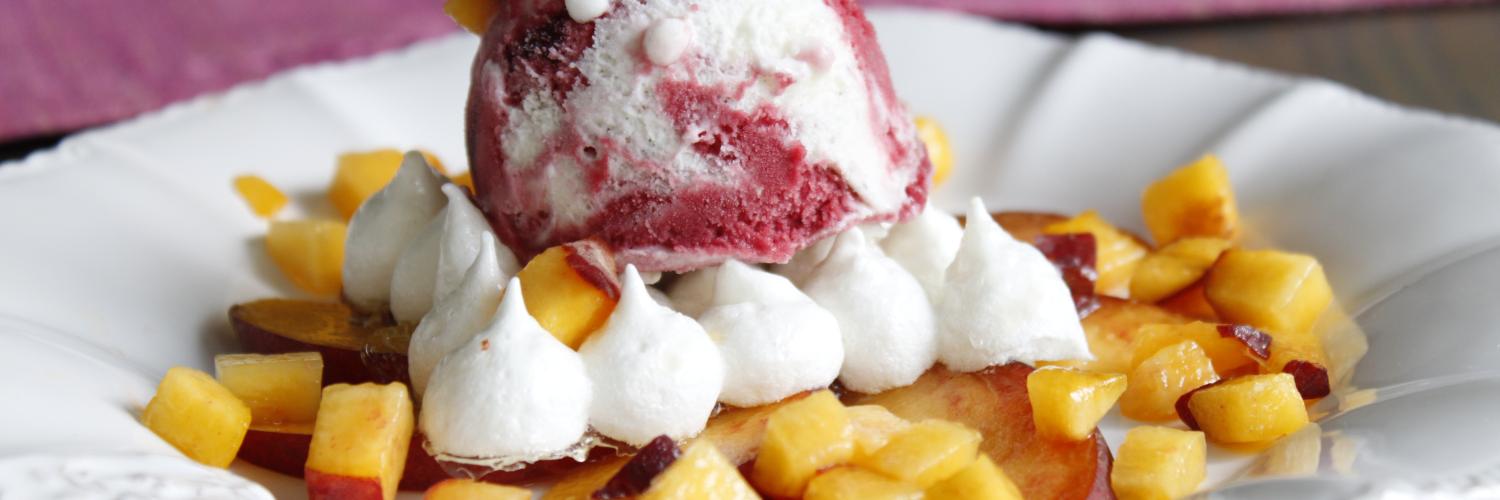 Blancs meringués, pêches et glace façon vacherin fruits rouges Blancs meringués, pêches et glace façon vacherin fruits rouges