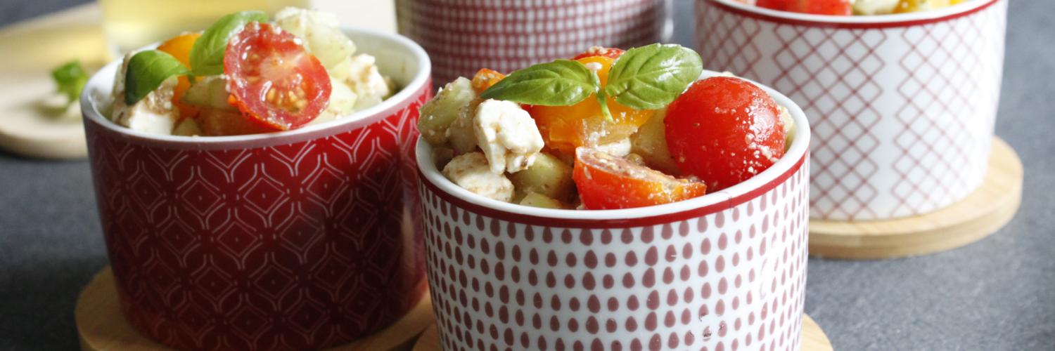 Salade feta, concombre et duo de tomates aux olives Salade feta, concombre et duo de tomates aux olives
