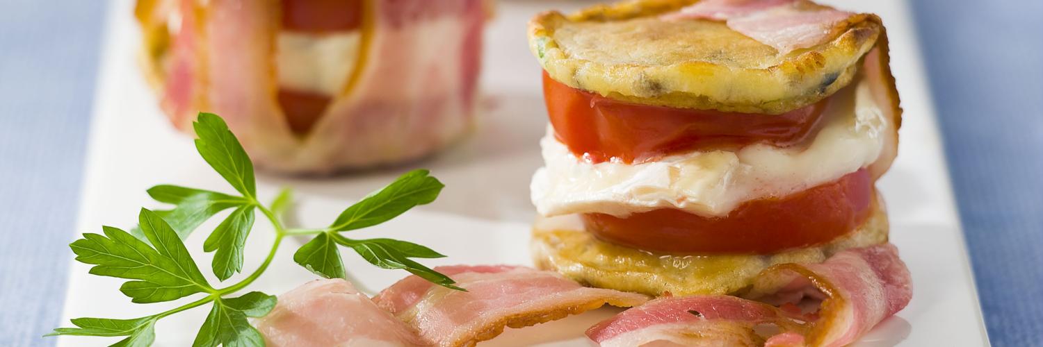 Millefeuille de blinis au chevre et poitrine croustillante Millefeuille de blinis au chevre et poitrine croustillante