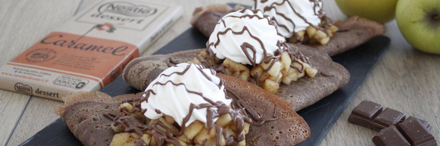 Crêpes compotée pomme Chocolat caramel et chantilly Crêpes compotée pomme Chocolat caramel et chantilly