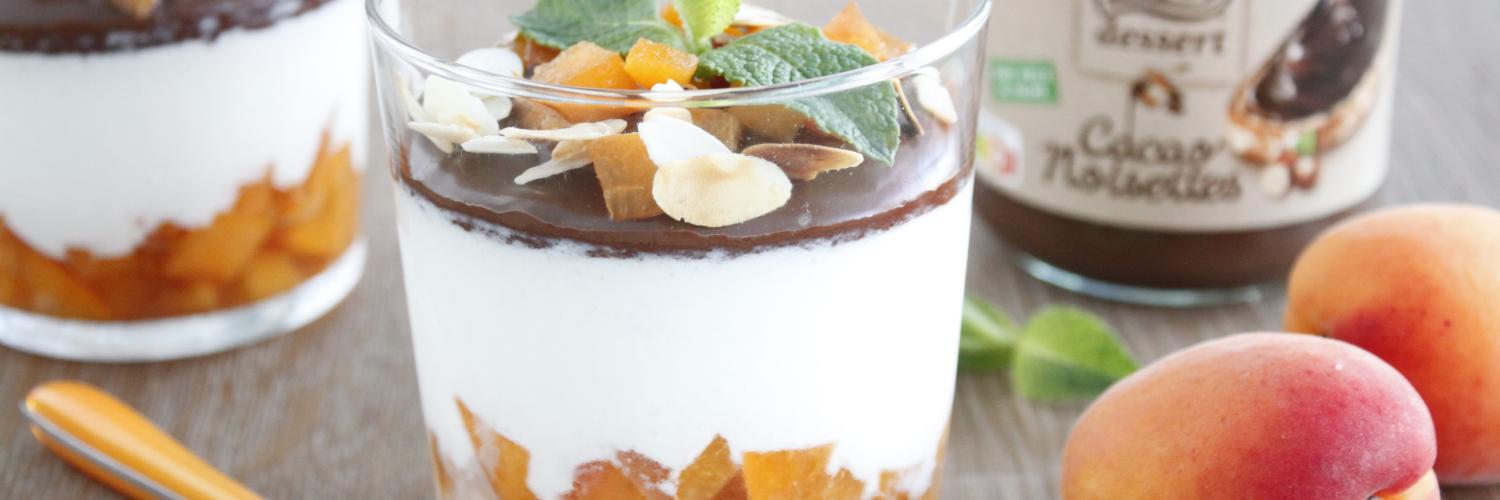 Verrine abricots fromage blanc pâte à tartiner et amandes grillées Verrine abricots fromage blanc pâte à tartiner et amandes grillées