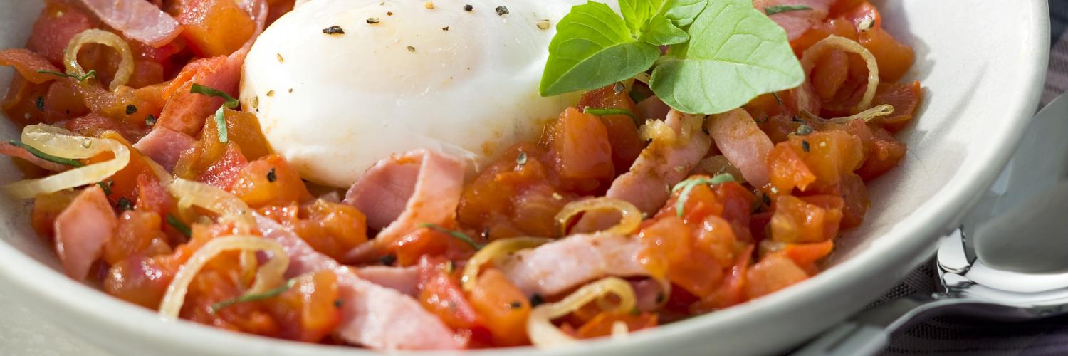 Oeufs poches sur lit de tomates au bacon Oeufs poches sur lit de tomates au bacon