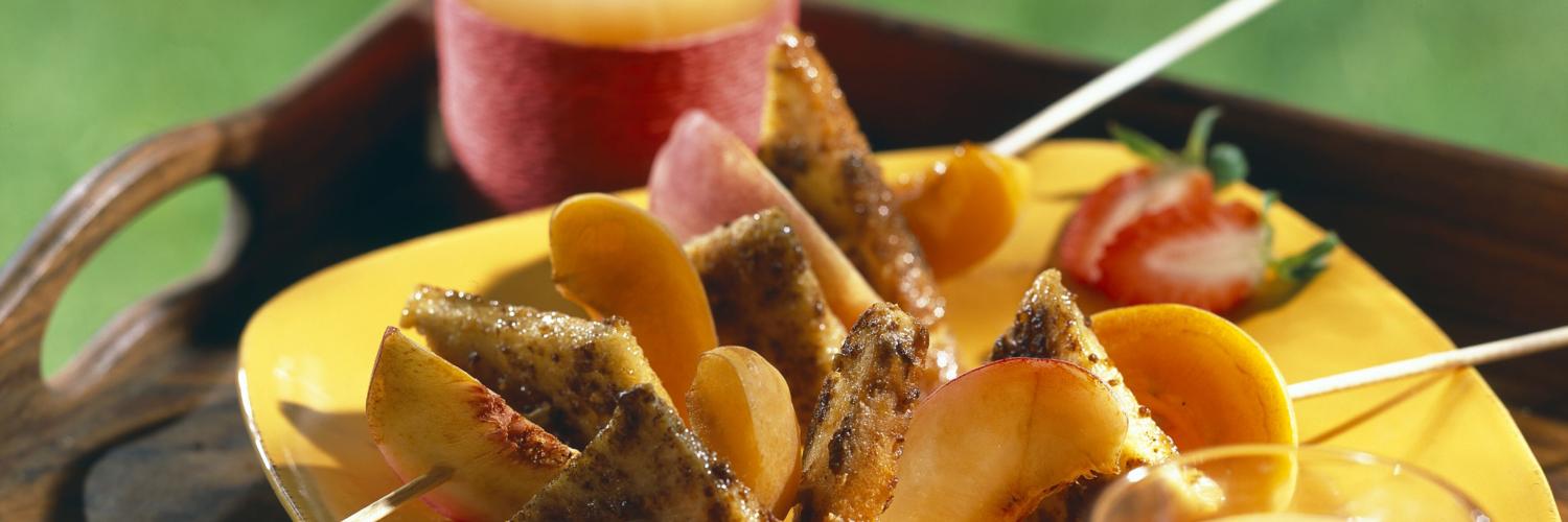 Brochettes de fruits jaunes au pain perdu praliné Brochettes de fruits jaunes au pain perdu praliné