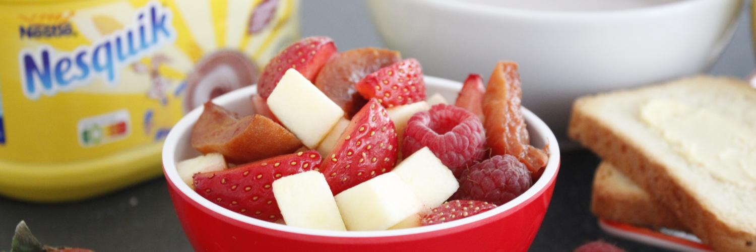 Salade de fruits estivale, biscottes et bol de Nesquik Salade de fruits estivale, biscottes et bol de Nesquik