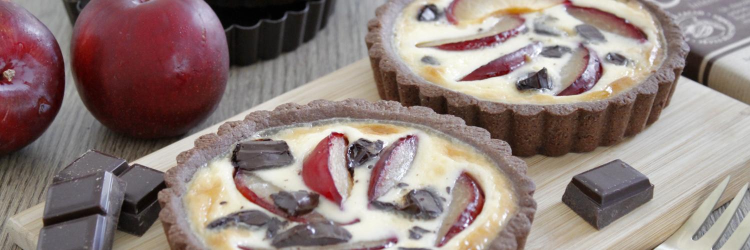 Tartelettes aux prunes et à la pâte sablée au chocolat noir corsé Tartelettes aux prunes et à la pâte sablée au chocolat noir corsé