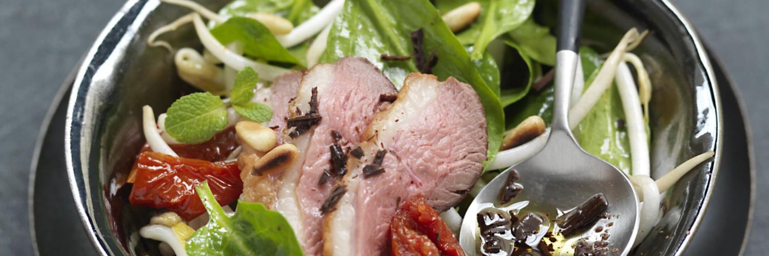 Salade de magret de canard roti, vinaigrette au chocolat Salade de magret de canard roti, vinaigrette au chocolat