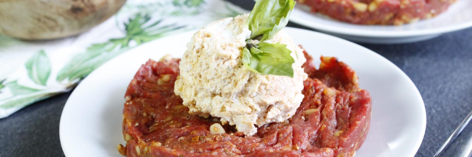 Tartare de boeuf au chèvre frais, tomates confites et pignons Tartare de boeuf au chèvre frais, tomates confites et pignons