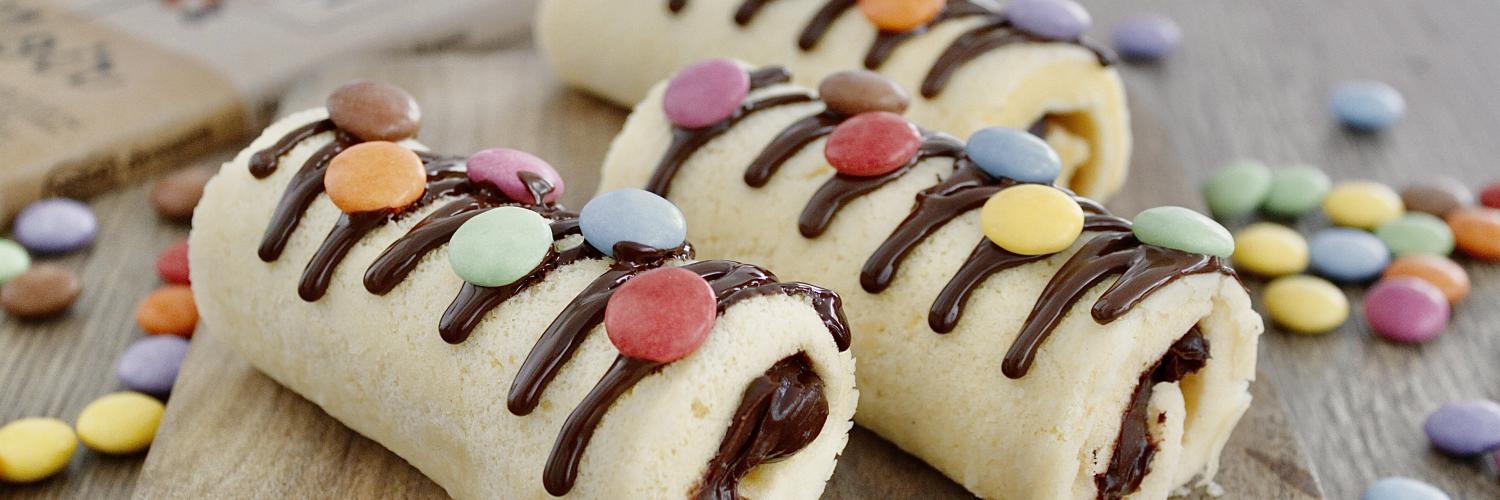 Gâteau roulé au chocolat blanc et aux smarties Gâteau roulé au chocolat blanc et aux smarties