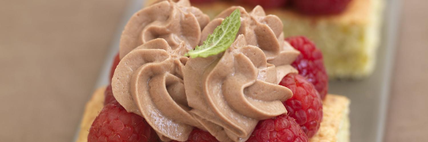 Moelleux aux pistaches framboises et chantilly pralinee Moelleux aux pistaches framboises et chantilly pralinee