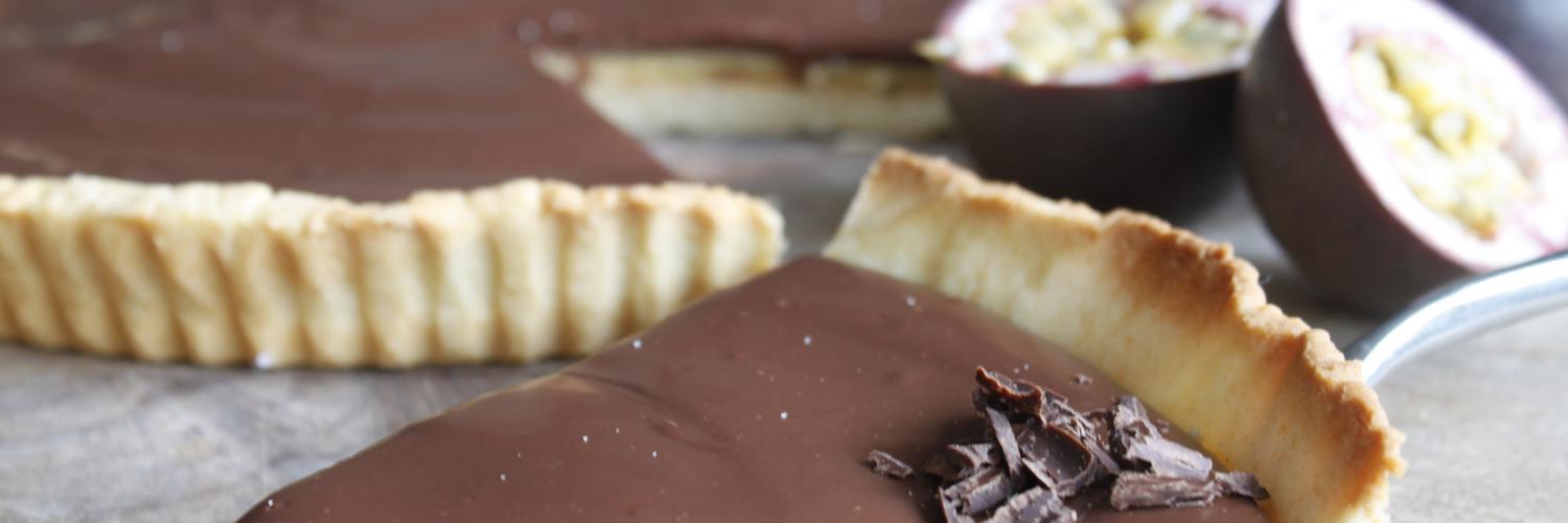 Tarte ganache au chocolat Noir absolu et gelée au fruit de la passion Tarte ganache au chocolat Noir absolu et gelée au fruit de la passion