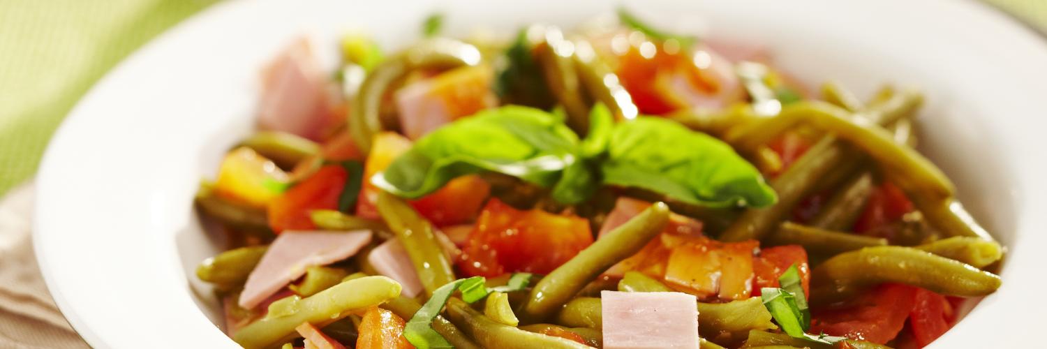 Poêlée d'haricots verts au jambon et petits dés de tomates au basilic Poêlée d'haricots verts au jambon et petits dés de tomates au basilic