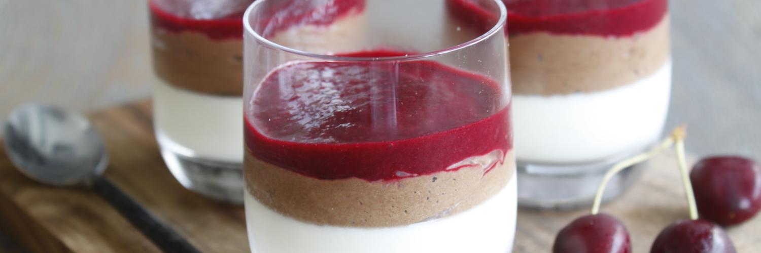 Panna cotta, mousse au chocolat Noir Absolu et compotée de cerises Panna cotta, mousse au chocolat Noir Absolu et compotée de cerises