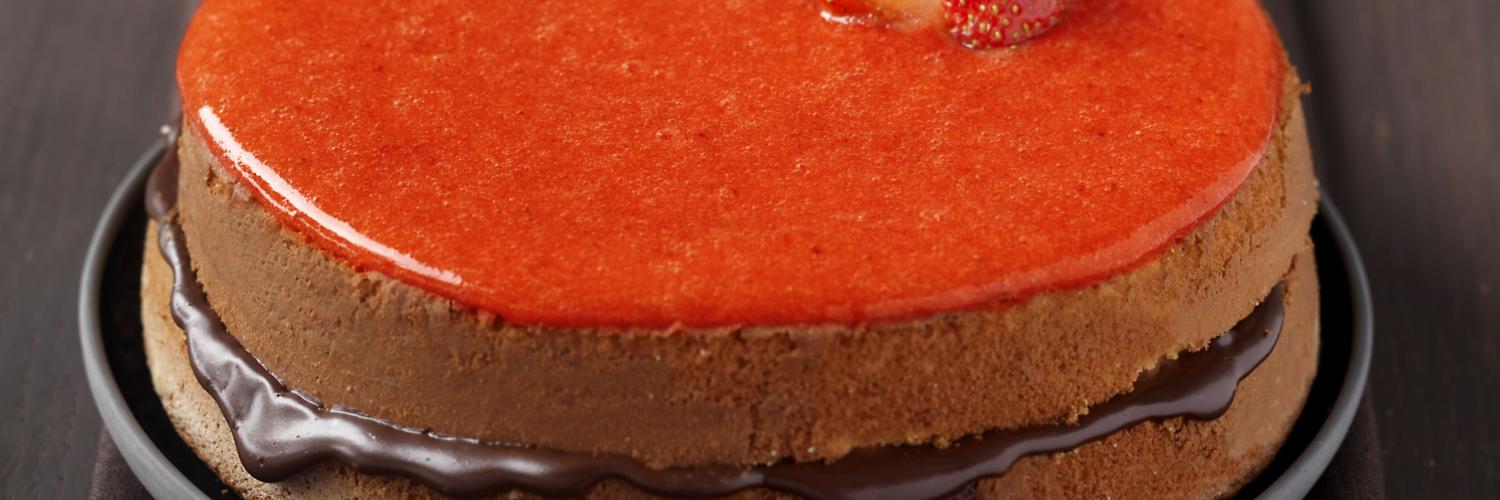 Gateau moelleux miroir de fraise et ganache chocolat