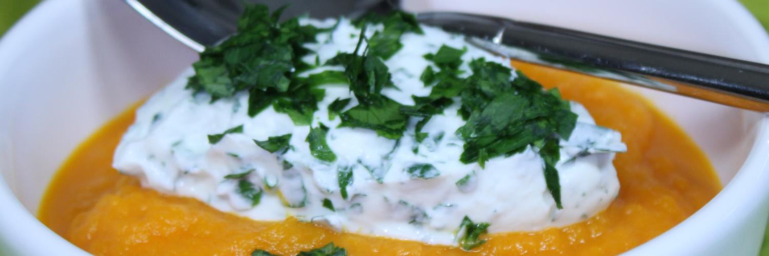 Crème de carottes, quenelle de chèvre frais persillée Crème de carottes, quenelle de chèvre frais persillée