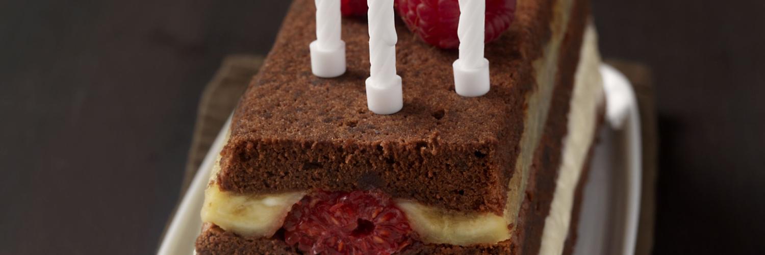 Gateau framboises et bananes poelees, mousse au chocolat blanc Gateau framboises et bananes poelees, mousse au chocolat blanc