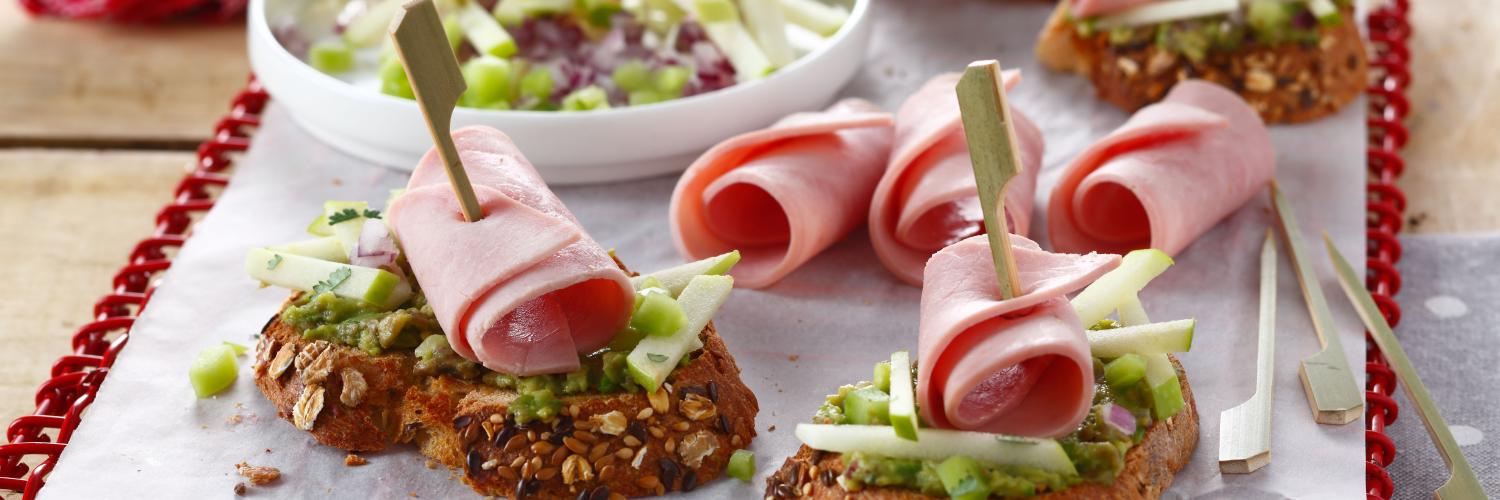 Tartine au jambon, avocat, pomme verte et concombre Tartine au jambon, avocat, pomme verte et concombre