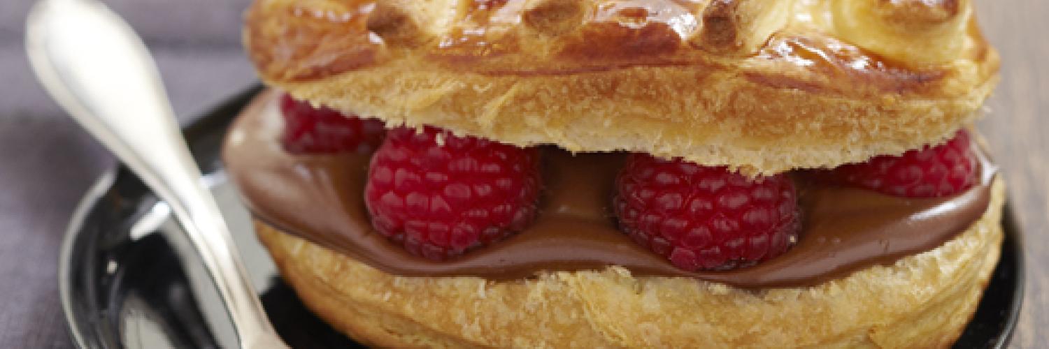 Oeufs feuilletés à la crème choco-caramel et framboises fraîches Oeufs feuilletés à la crème choco-caramel et framboises fraîches