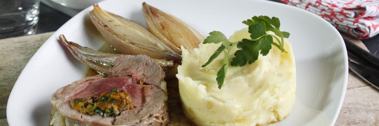 Rôti d'agneau de Pâques aux abricots et échalotes confites Rôti d'agneau de Pâques aux abricots et échalotes confites