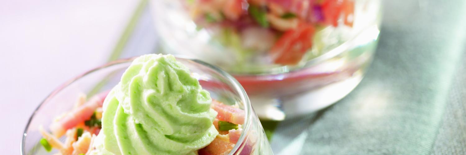 Verrines d'avocat et saumon aux allumettes grillees Verrines d'avocat et saumon aux allumettes grillees