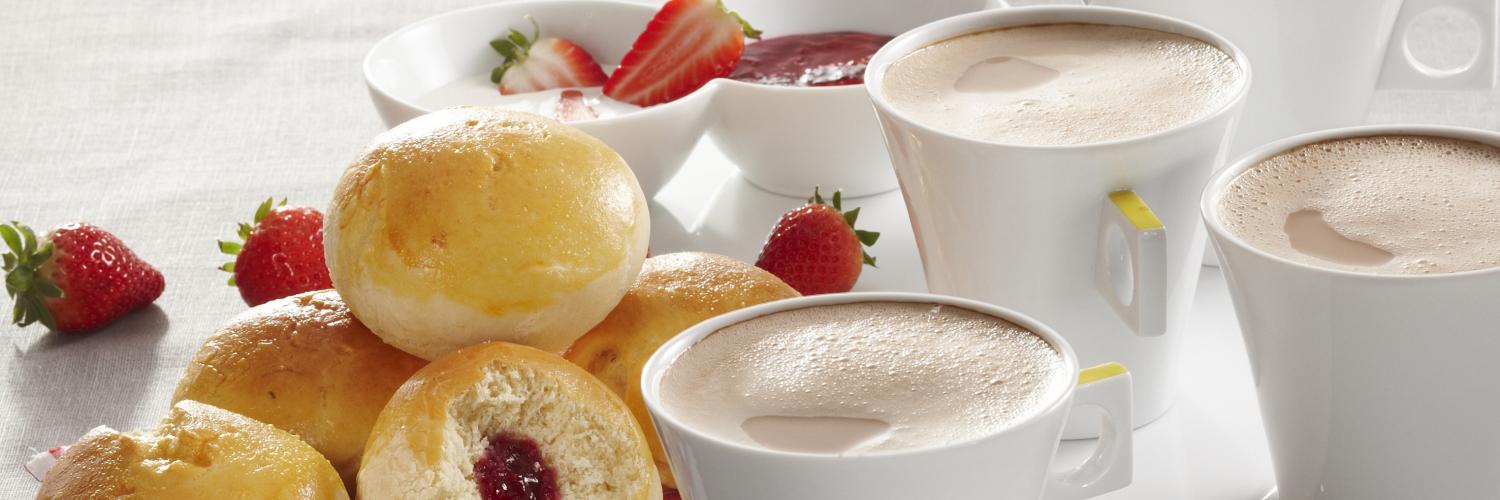 Pains au lait moelleux cœur de confiture à la fraise fromage blanc au coulis de fraise