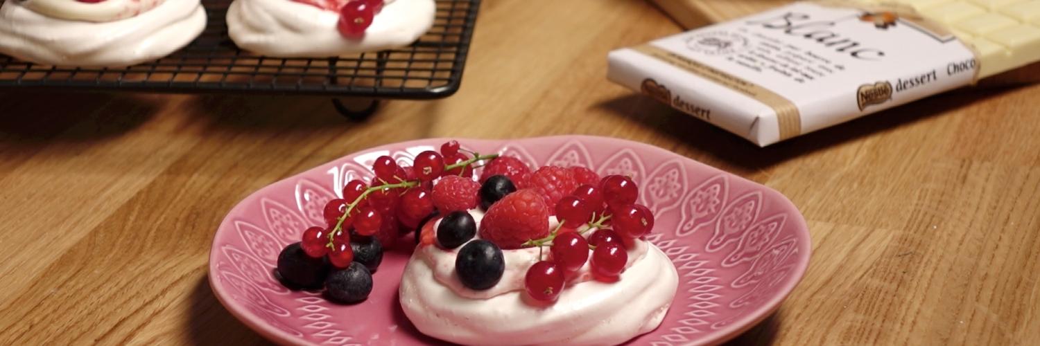 Minis Pavlovas au chocolat blanc et fruits rouges Minis Pavlovas au chocolat blanc et fruits rouges