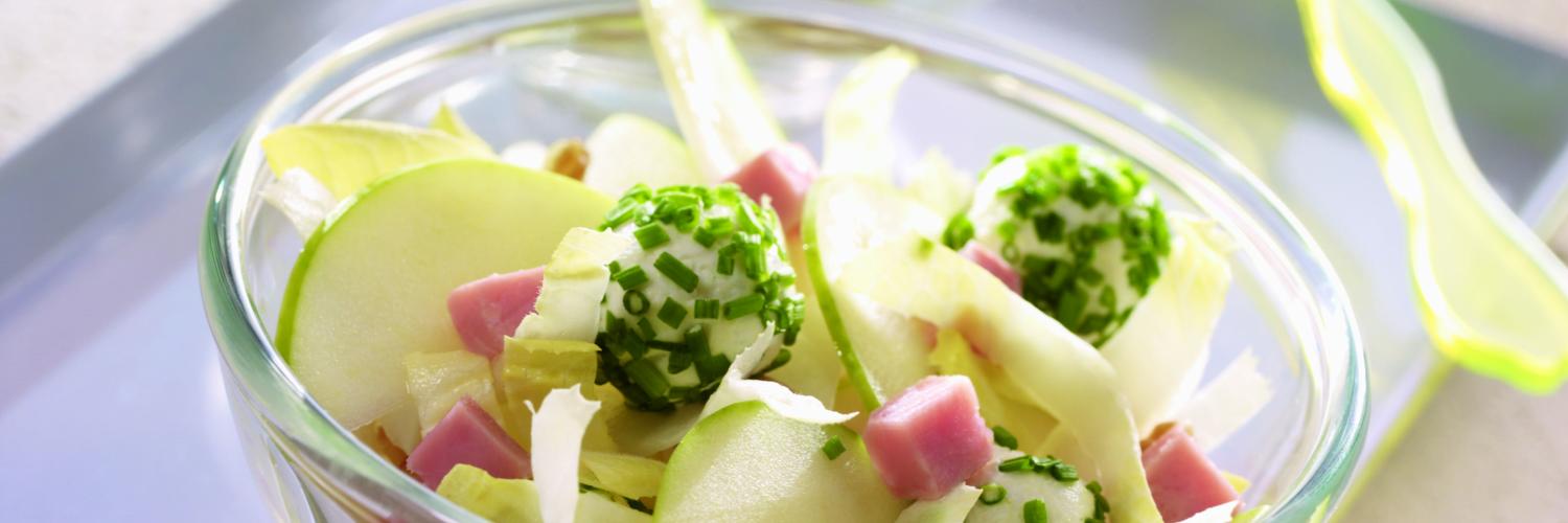 Salade d'endives au jambon, noix et billes de fromage de chèvre Salade d'endives au jambon, noix et billes de fromage de chèvre