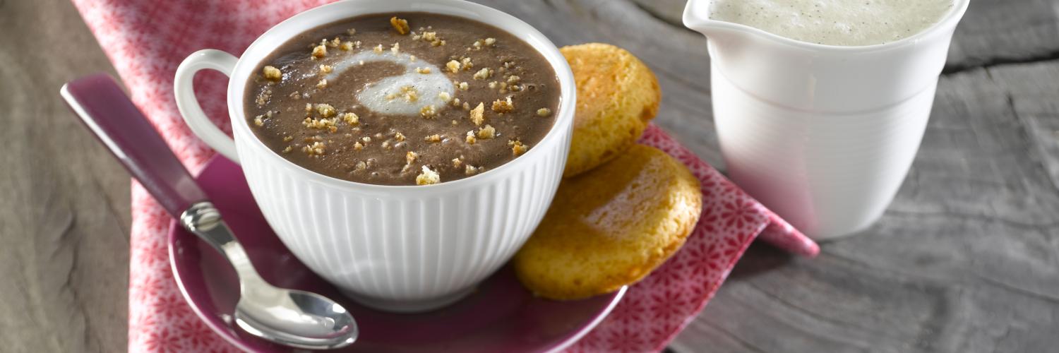 Chocolat chaud, palets bretons, crème de lait vanillé Chocolat chaud, palets bretons, crème de lait vanillé