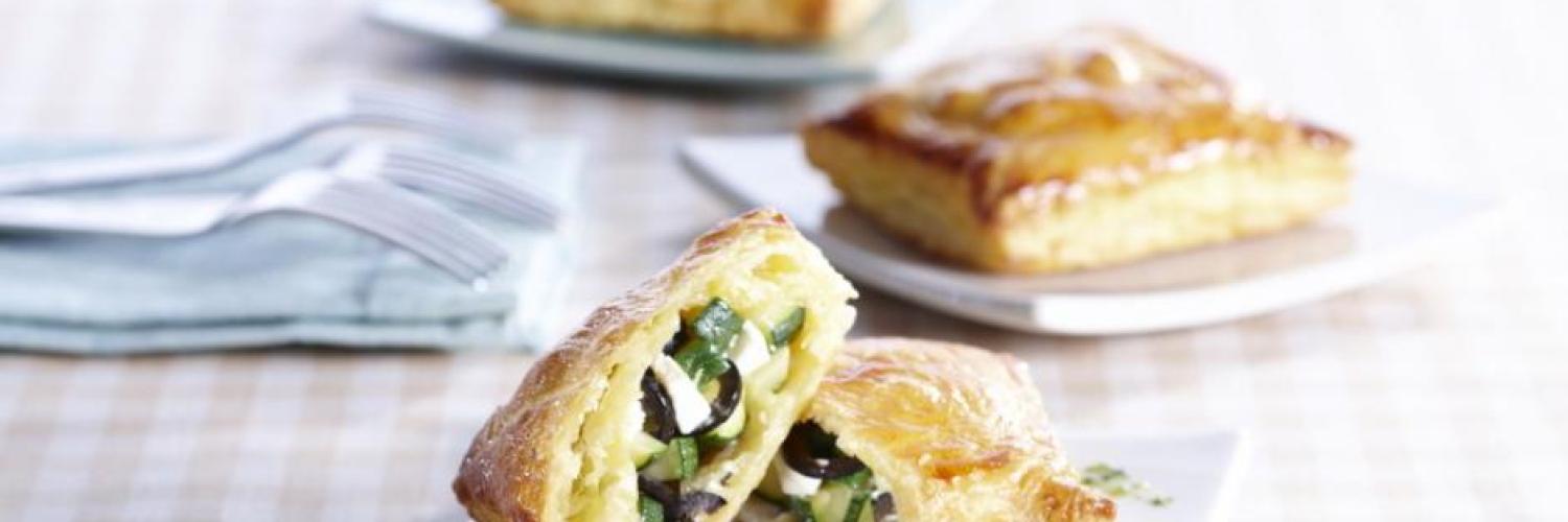 Feuilletés courgettes feta et olives noires Feuilletés courgettes feta et olives noires