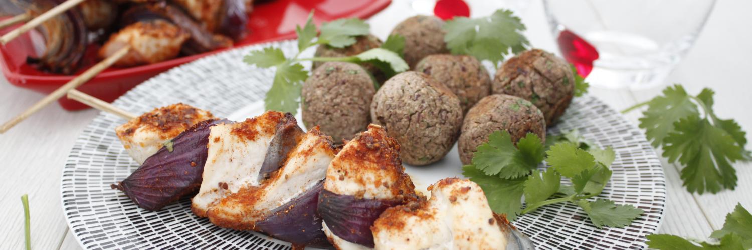 Brochettes de poulet shawarma et falafels de haricots rouges Brochettes de poulet shawarma et falafels de haricots rouges
