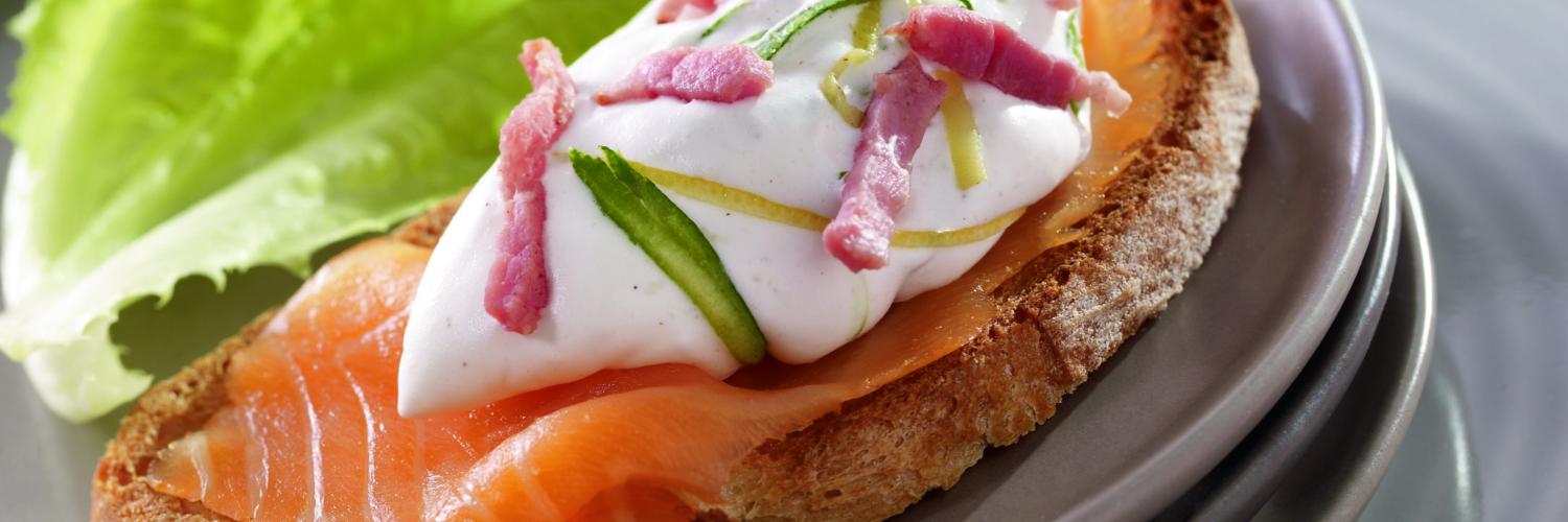 Tartine au saumon fume, allumettes de lardons et chantilly de courgettes Tartine au saumon fume, allumettes de lardons et chantilly de courgettes