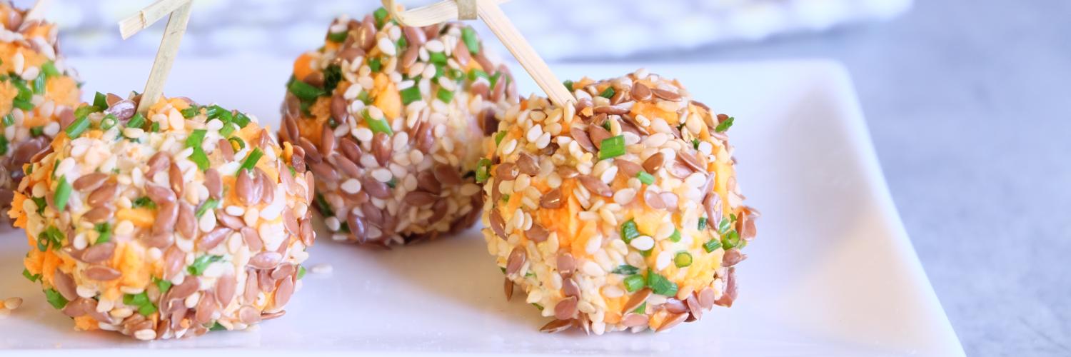 Billes de fromage de chèvre au jambon et graines Billes de fromage de chèvre au jambon et graines